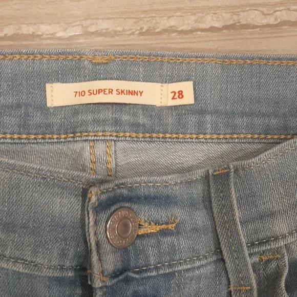 Levis - Picture 4 of 10